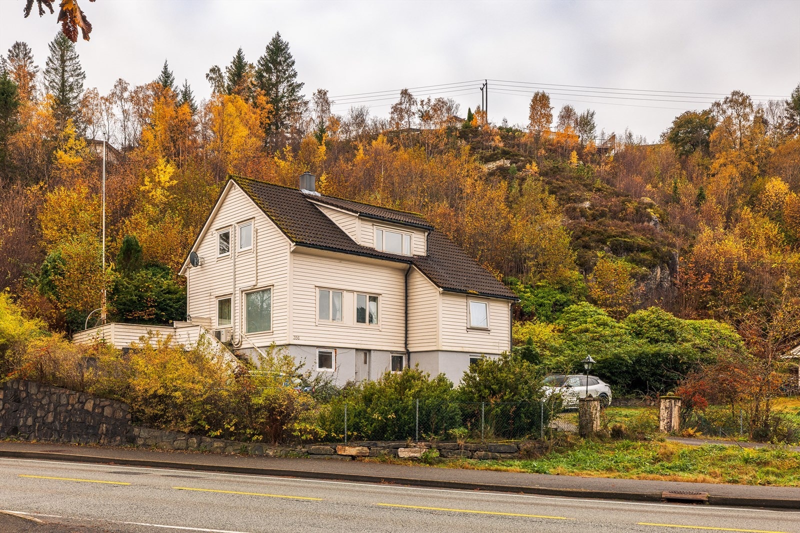 Tomten er felles for seksjonene og det er god plass til parkering på tomten. Galleribilde