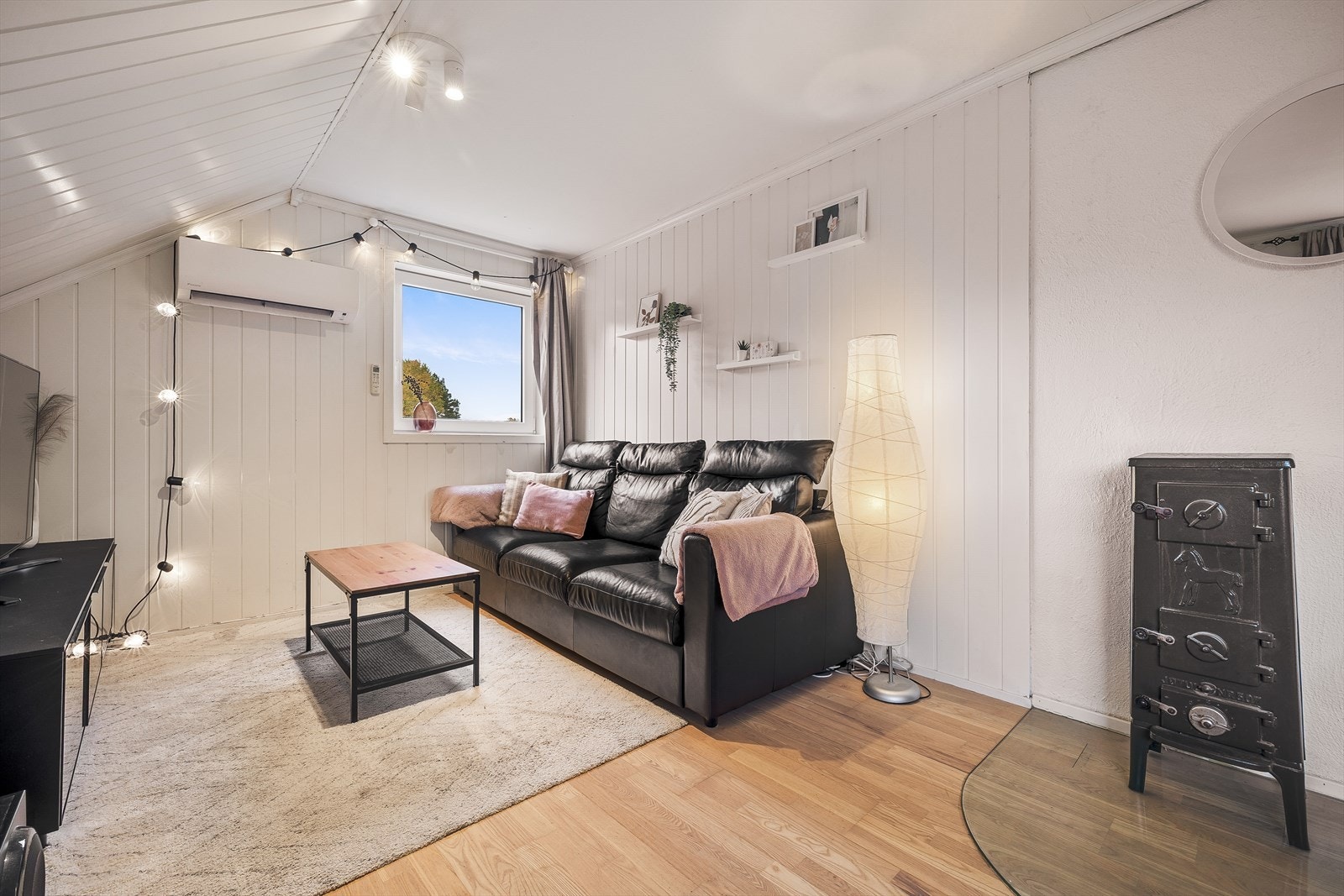 Her er det både varmepumpe og en eldre vedovn. Galleribilde