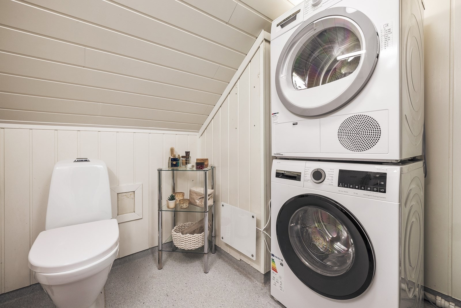 Fra badet er det inngang til en romslig bod. Galleribilde