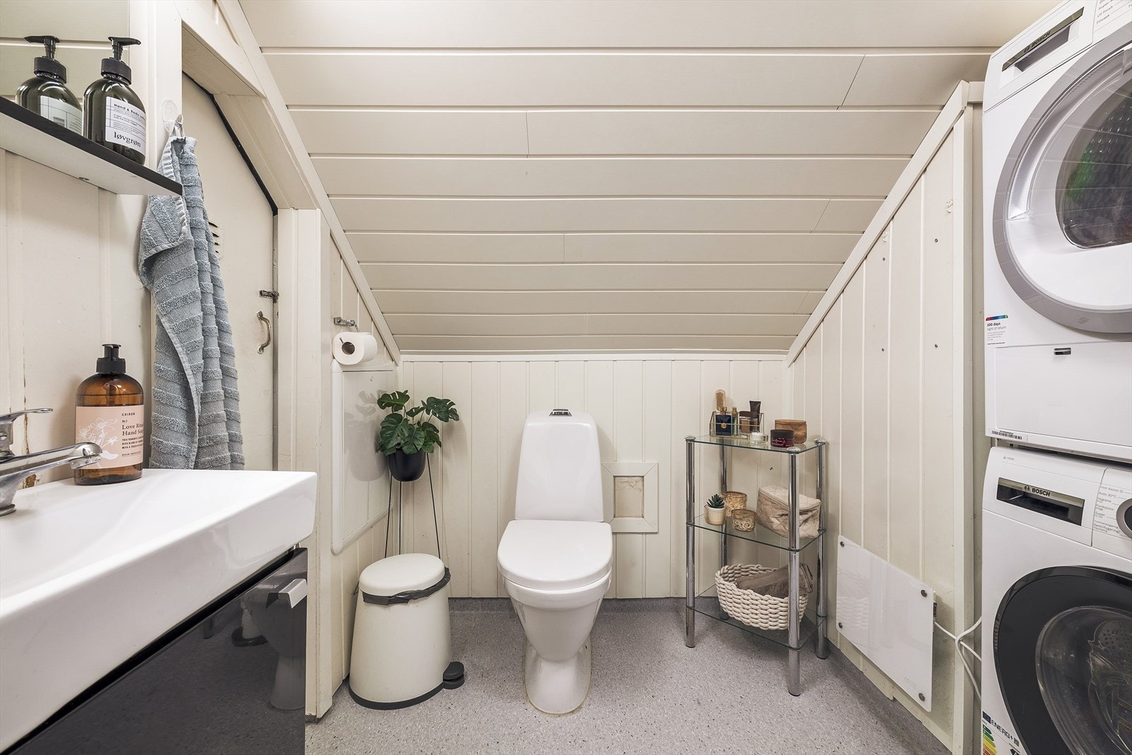 Tidløst bad med linoleumsgulv og malt panel. Galleribilde