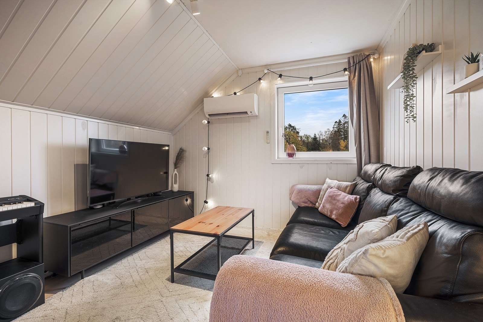 Stuen har en praktisk planløsning som er enkel å møblere. Galleribilde