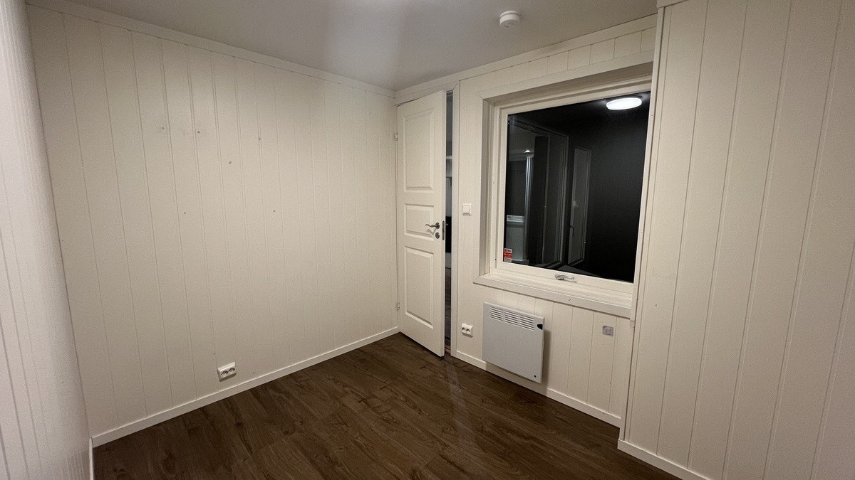 Soverom med vindu ut mot terrassen Galleribilde