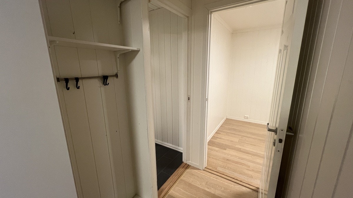 Liten gang/korridor som leder videre inn til soverom og andre rom. Galleribilde