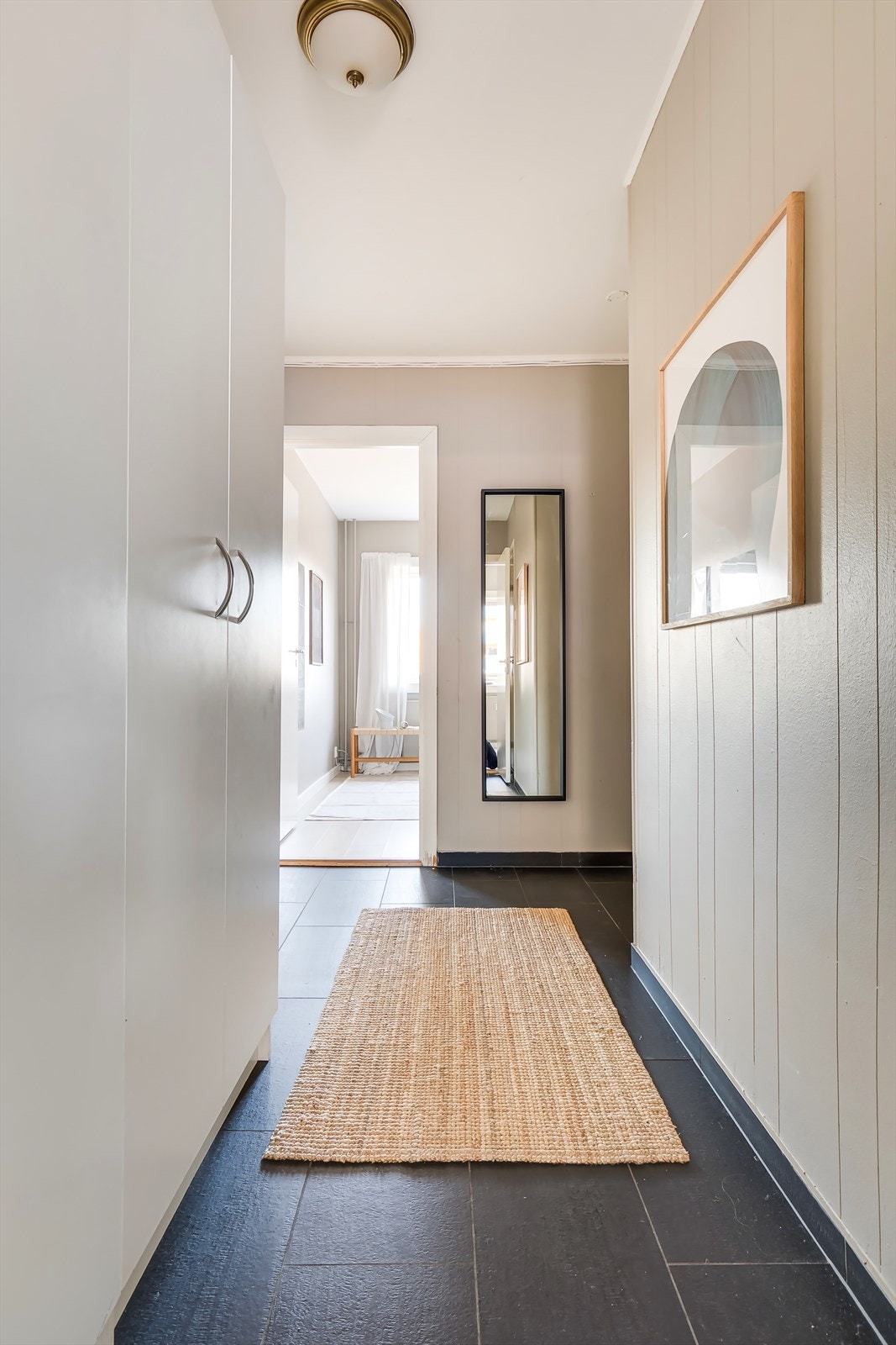 Det er satt inn garderobeskap for oppbevaring av klær og andre eiendeler. I tillegg er det ekstra lagringsplass i kjellerbod. Galleribilde