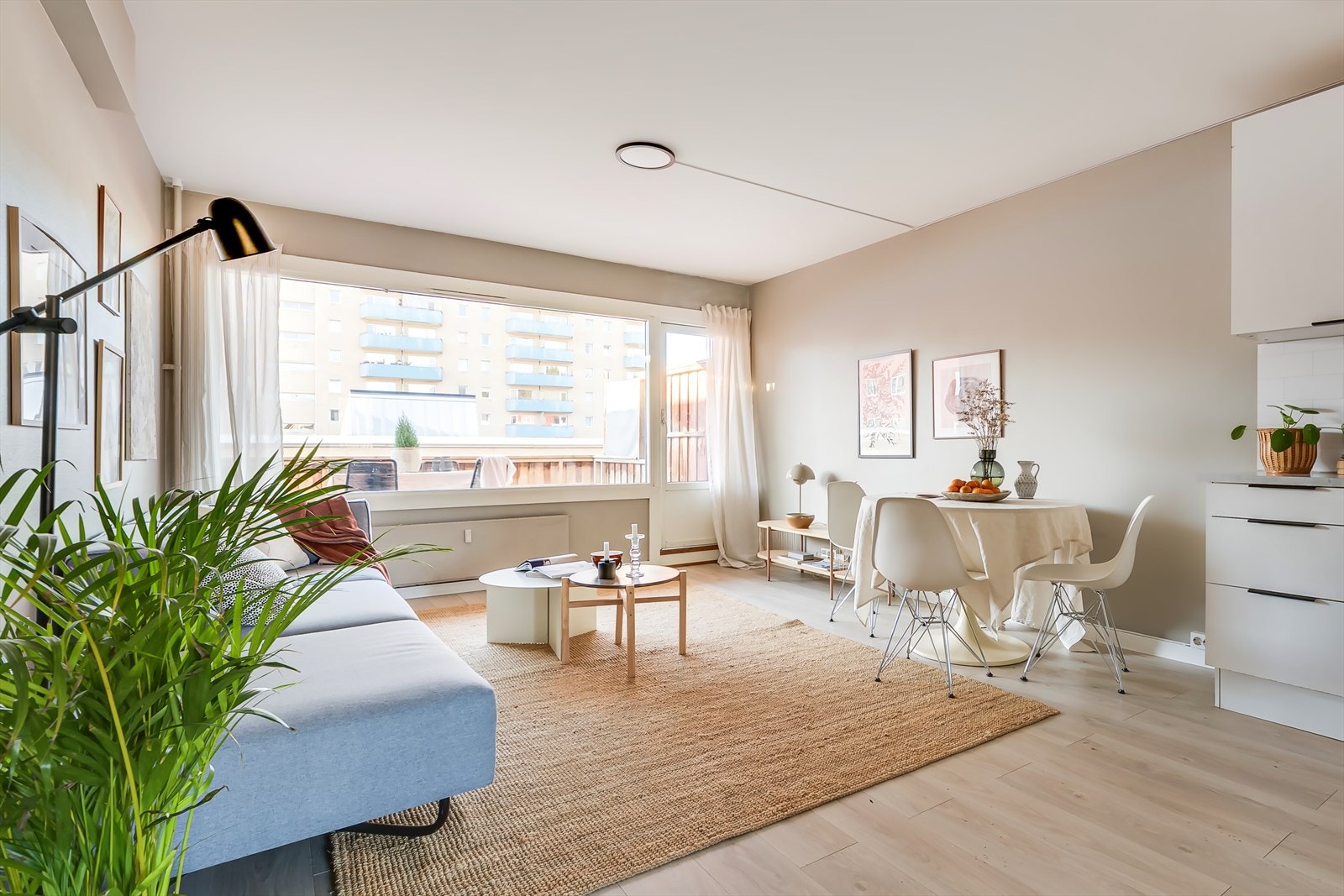 En meget romslig stue som har gode møbleringsmuligheter for sofagruppe, spisebord og annet møblement. Galleribilde