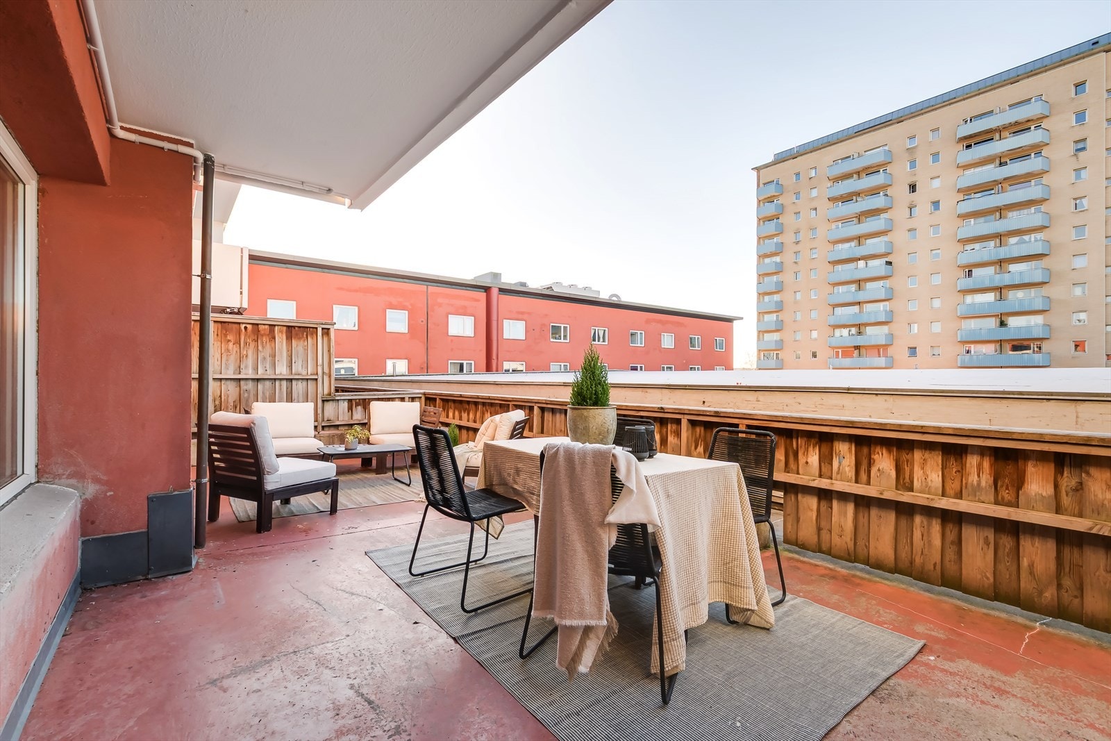 Fra stuen er det utgang til en hyggelig terrasse på 25 kvm. Galleribilde