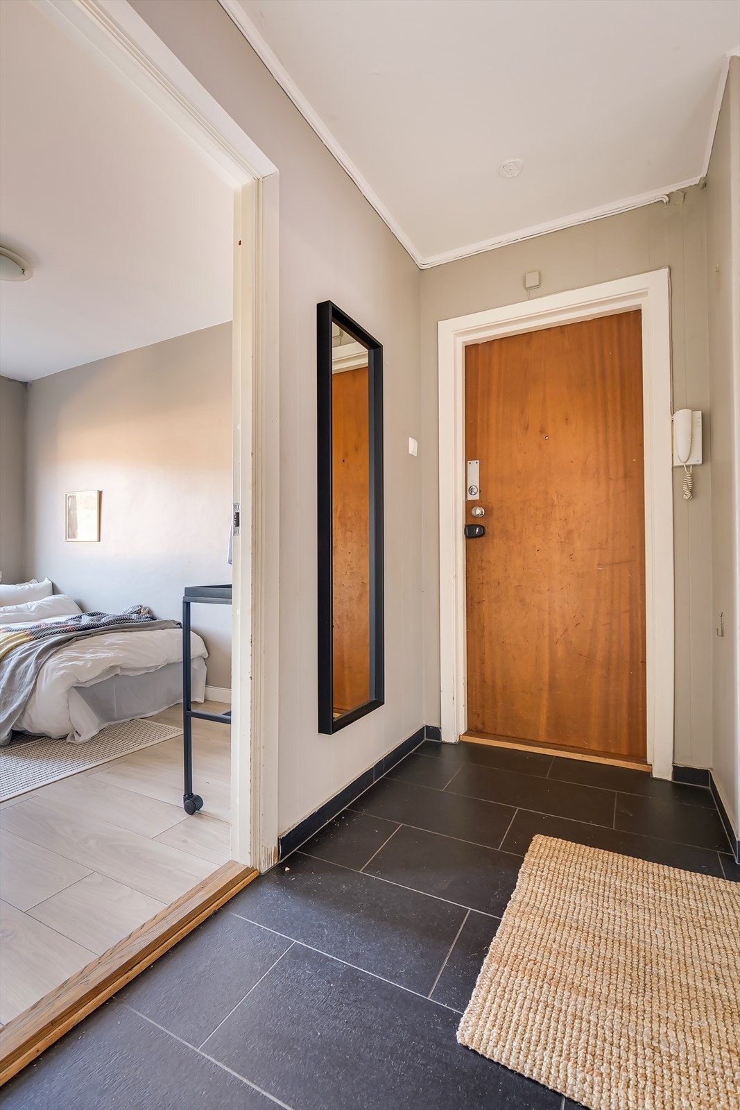 Entréen har flislagt gulv, som gjør det enkelt å rengjøre. Galleribilde