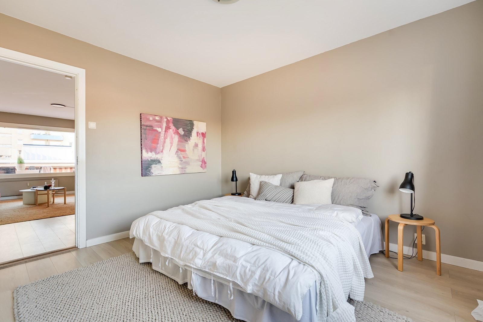 Plass til å sette inn store garderobeskap som gir masse oppbevaringsplass. Galleribilde