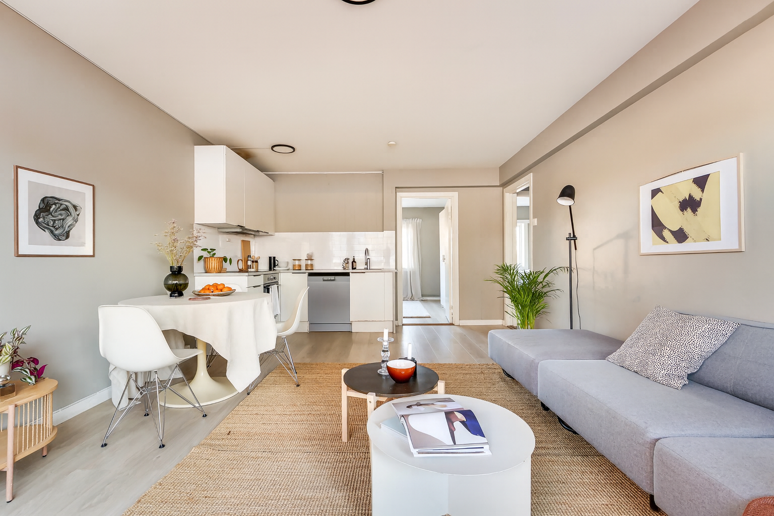 Et moderne kjøkken som ligger i åpen løsning mot stuen. Galleribilde