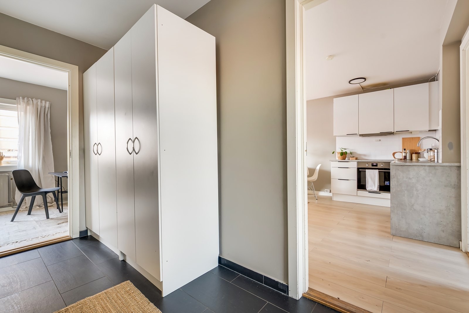 Velkommen inn til en innbydende og romslig entré. Galleribilde