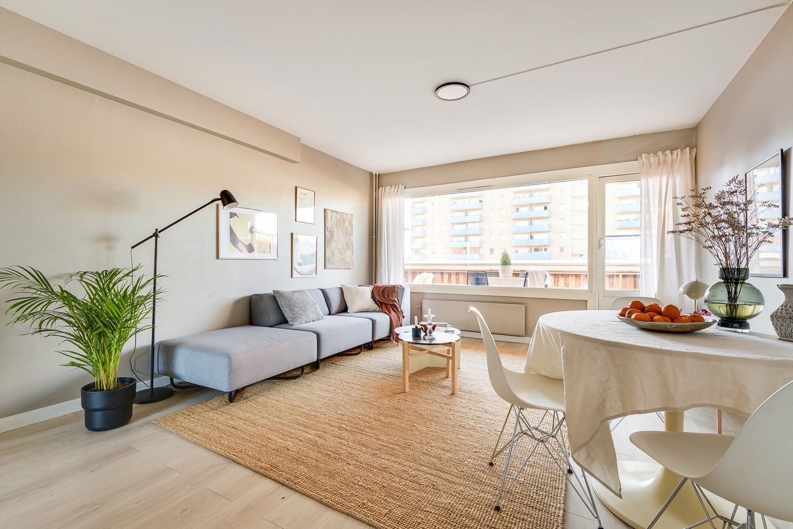 Hele leiligheten er malt i smakfulle fargevalg og 1-stavs gulv. Galleribilde