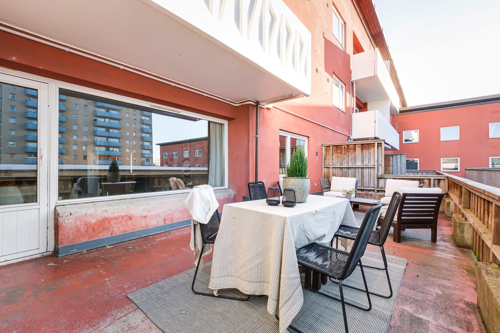 Det er god plass til sittegruppe, grill og beplantning. Galleribilde