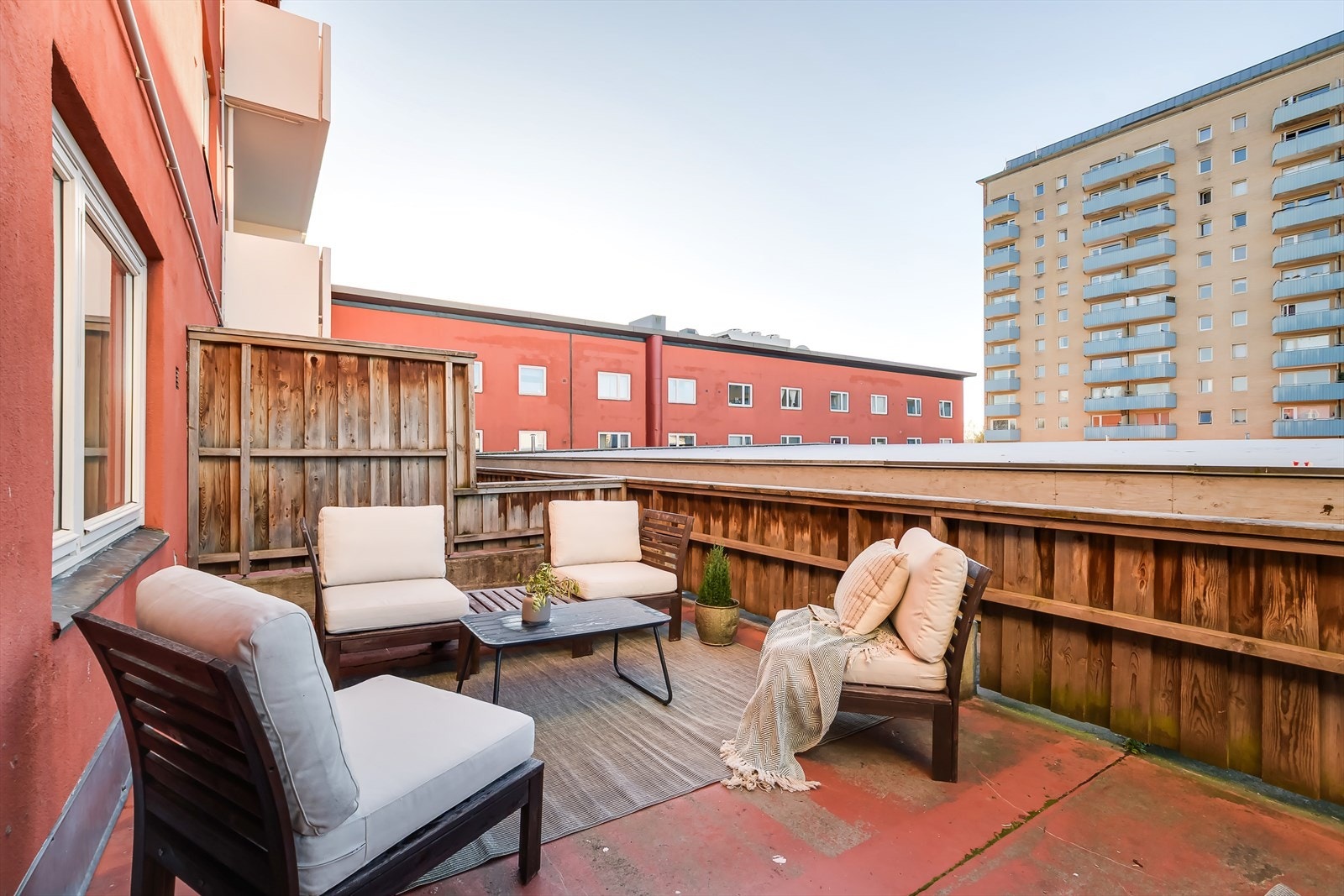 Terrassen er avgrenset med rekkverk og ligger oppå bygningens tak. Galleribilde