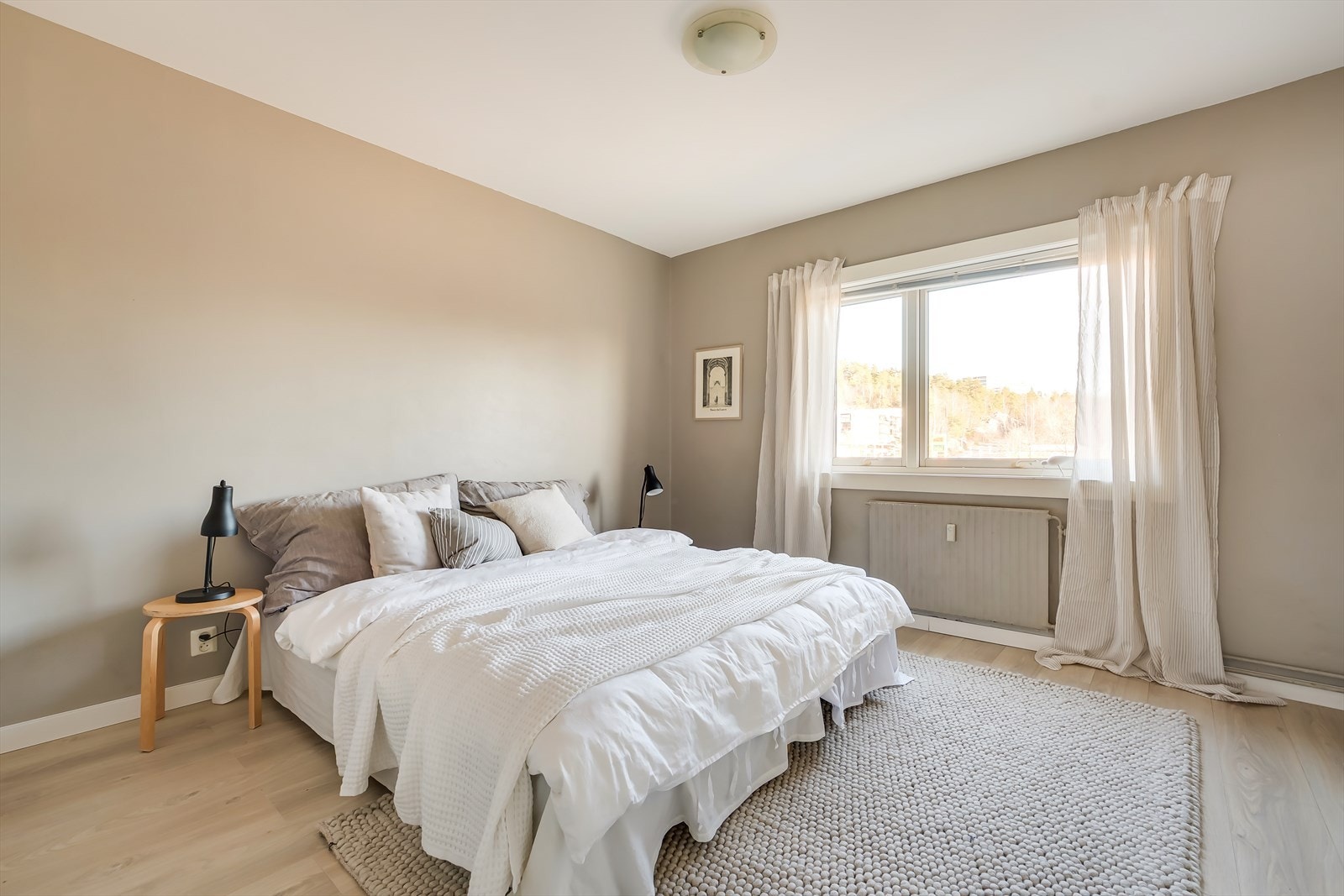 Det er tre gode soverom i leiligheten, hvor alle er malt i lune farger. Galleribilde