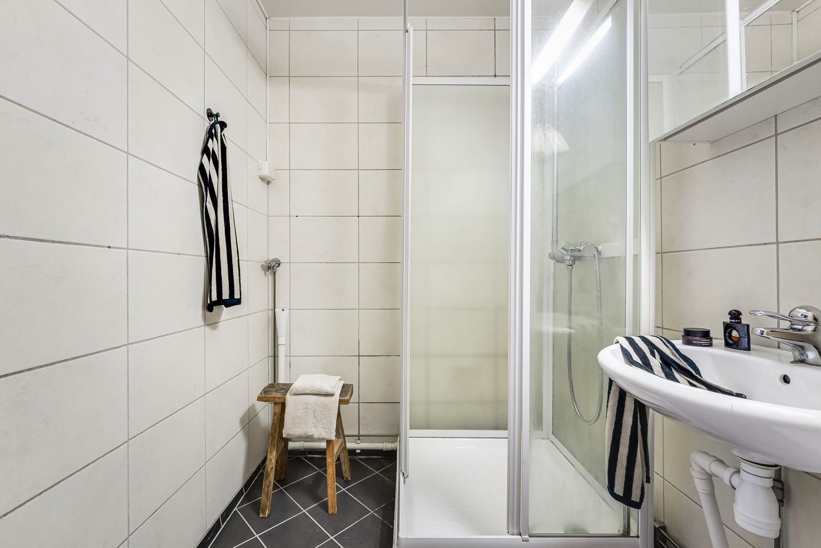 Badet har fått TG3 av takstmann og det må påregnes total oppgradering av badet. Galleribilde