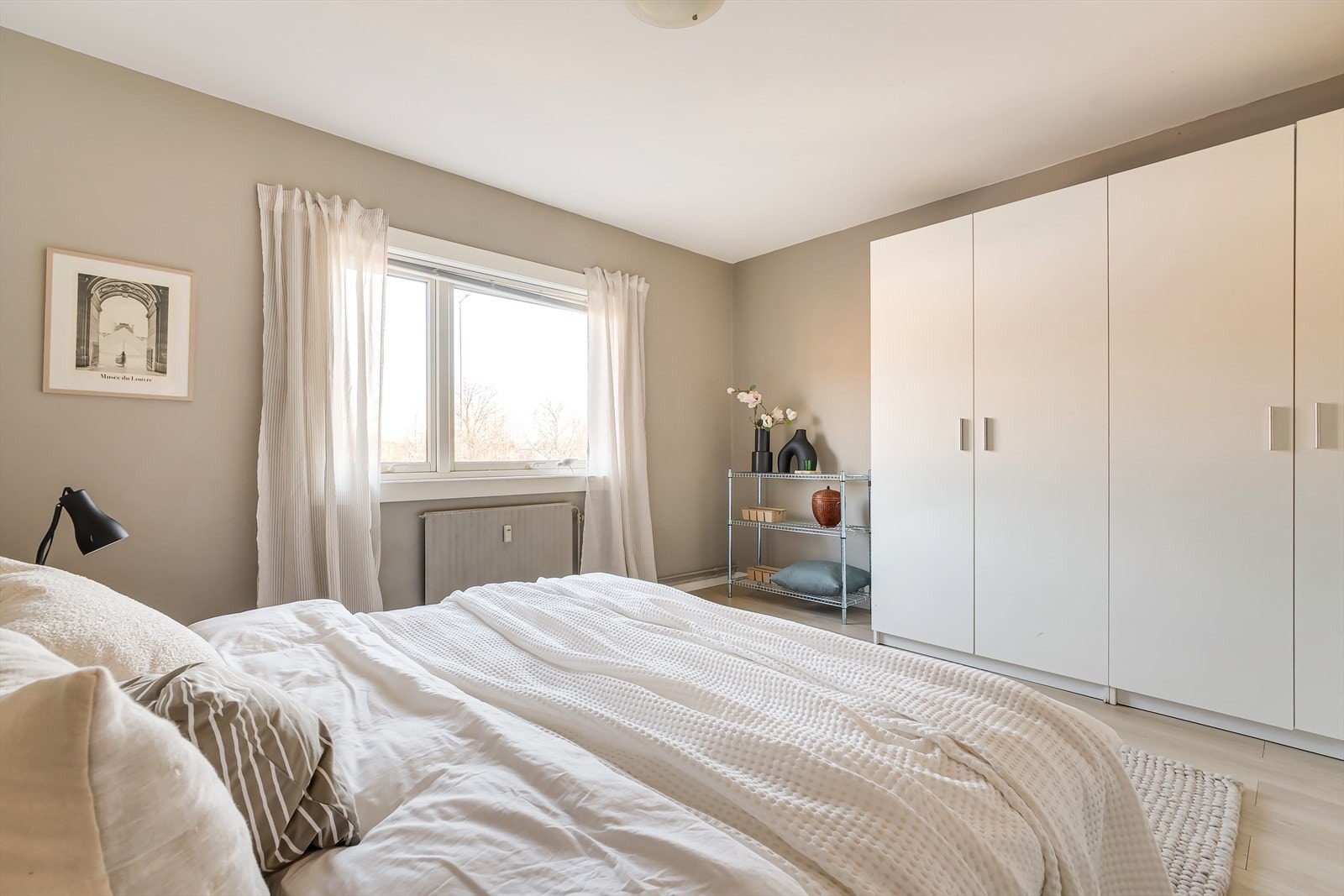 Hovedsoverommet er stort med plass til dobeltseng med tilhørende nattbord på hver side og garderobeskap. Galleribilde