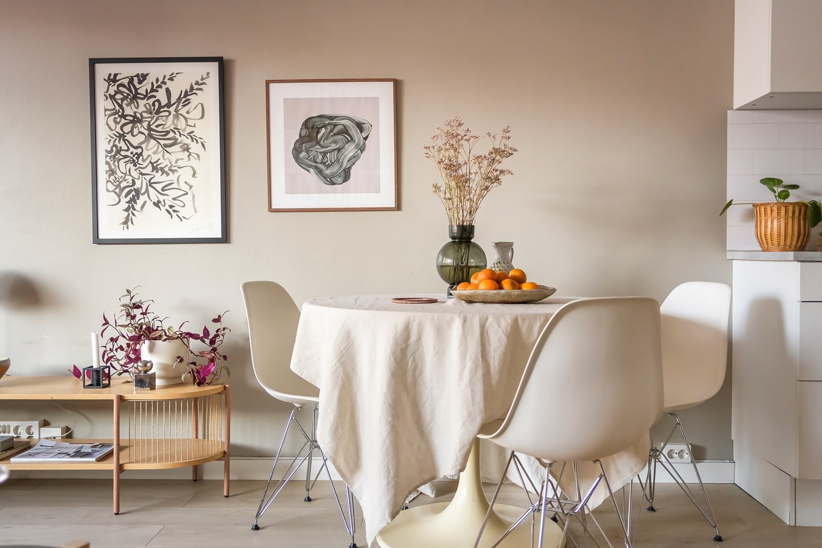 Den åpne løsningen gir en luftig romfølelse. Galleribilde