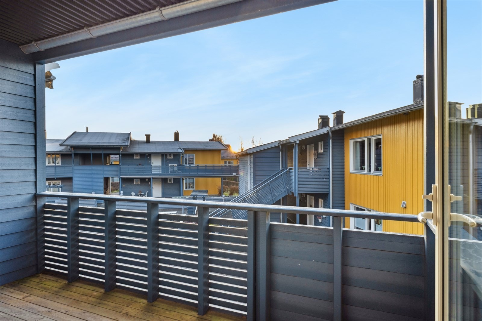 Fra verandaen er det hyggelig utsyn mot fellesområdet. Galleribilde