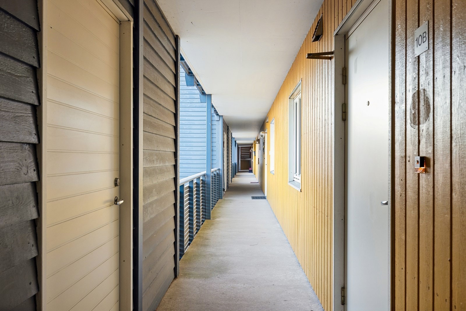 Overbygget inngangsveranda og adkomst til bod. Galleribilde