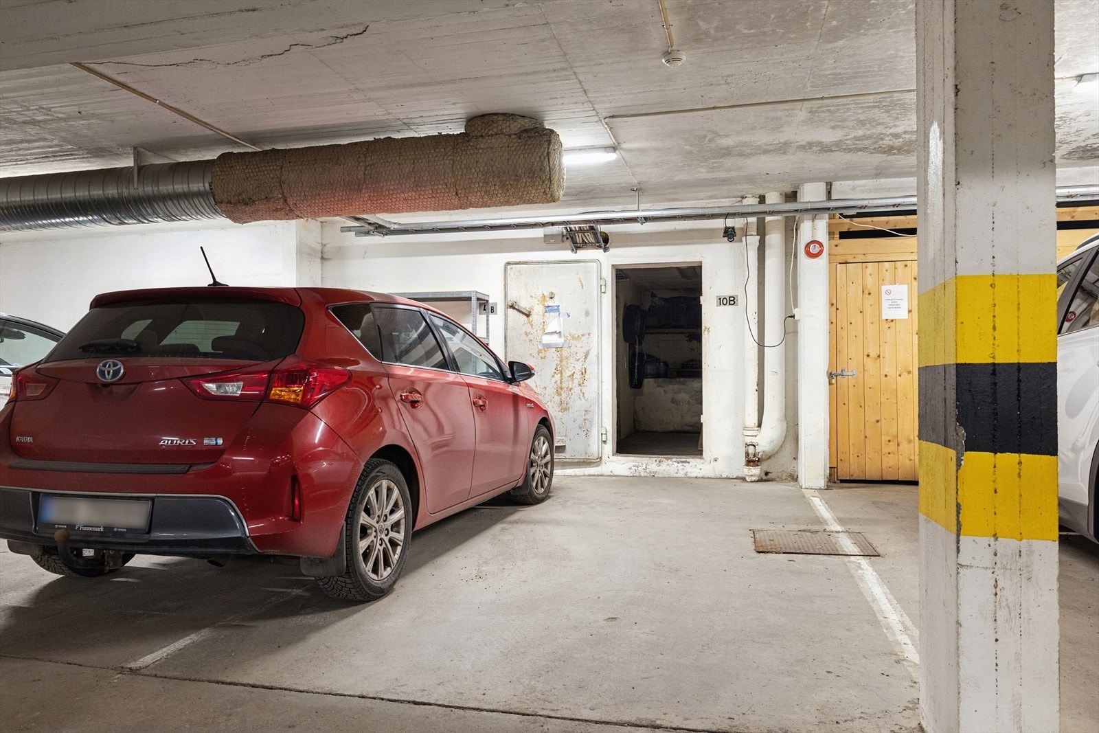 Leiligheten har tilhørende parkeringsplass i kjelleren. Galleribilde