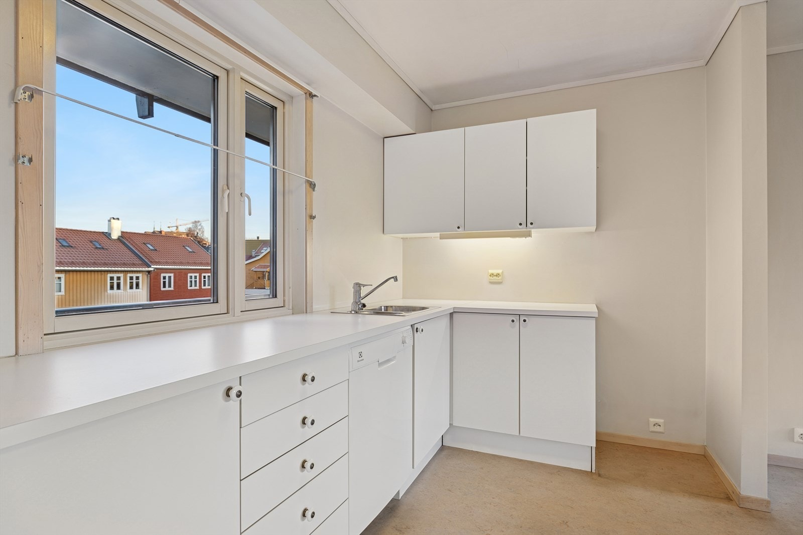 Hyggelig nabolagsutsikt fra kjøkkenvinduet. Galleribilde