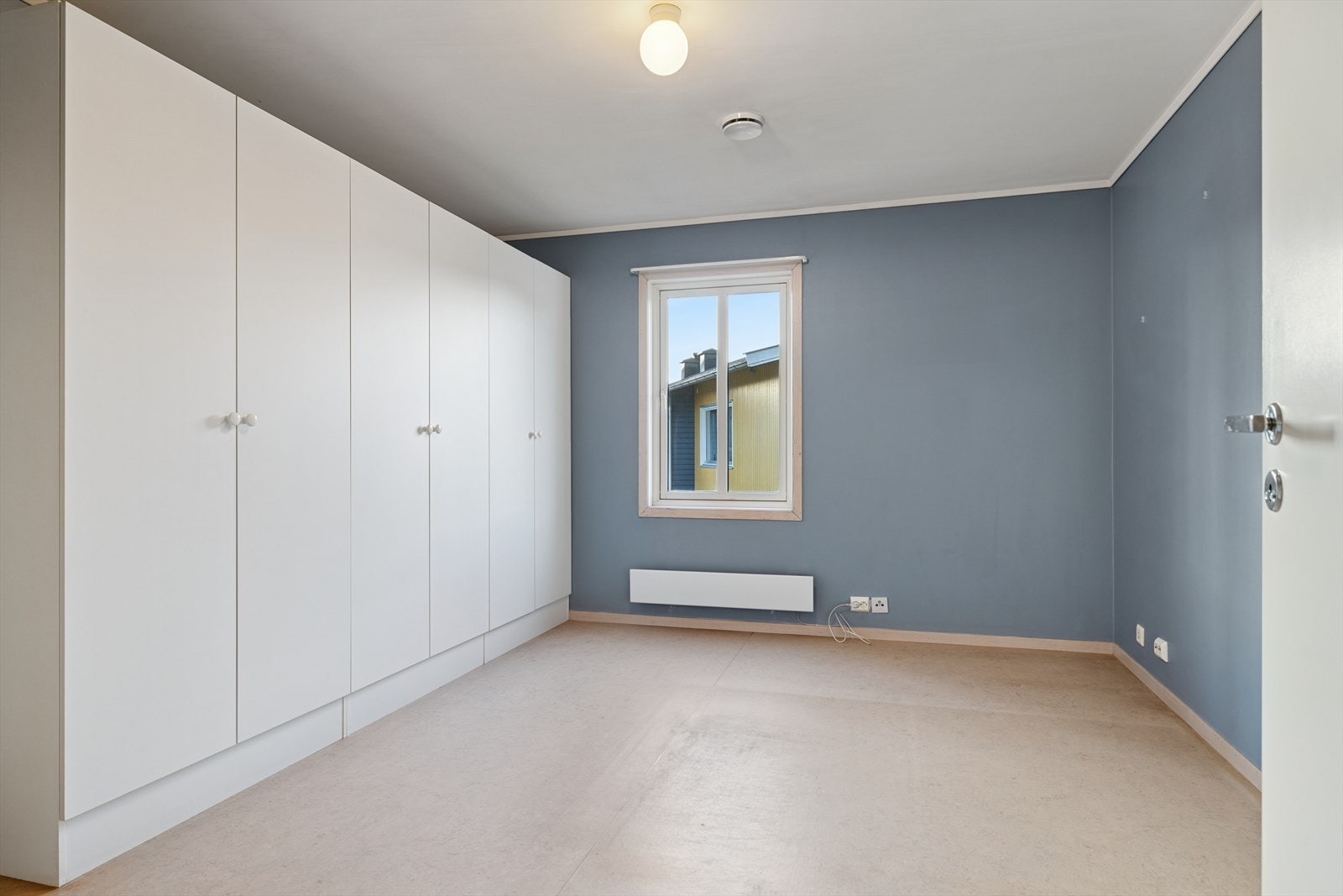 Soverommet har plass til både dobbeltseng og tilhørende møbler. Galleribilde