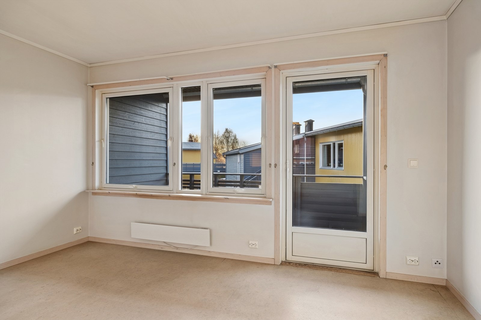 Stuen har store vindusflater som gir mye naturlig lys og utsyn mot fellesområdet. Galleribilde