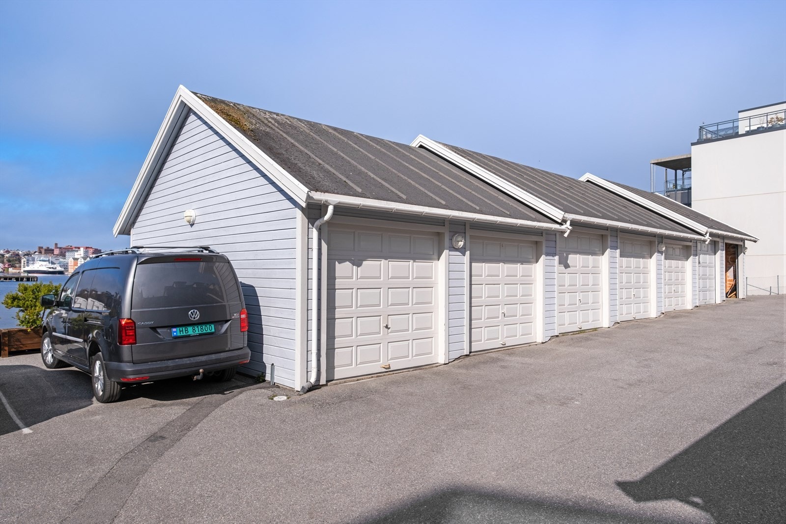 Det er parkeing i garasje. Galleribilde