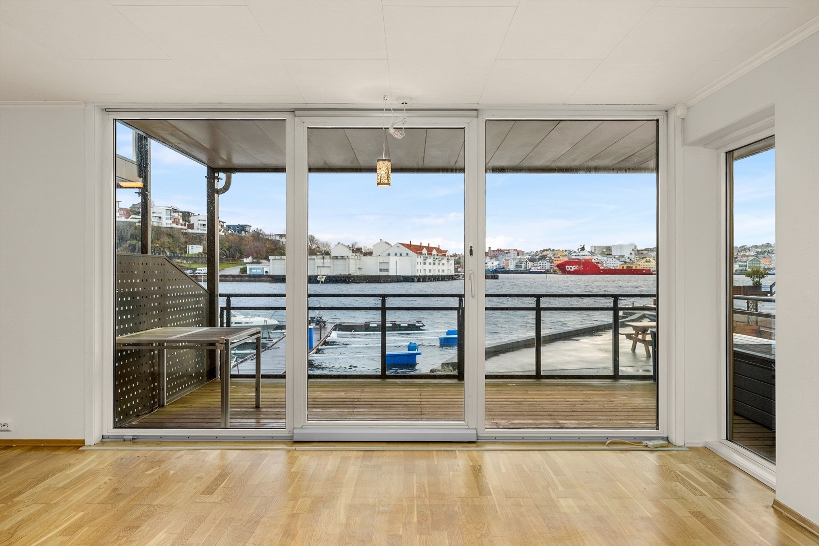 Flott 3- roms borettslagsleilighet i høy 1. etasje med parkering og båtplass! Galleribilde
