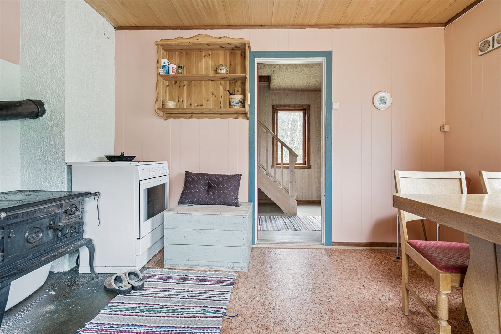 Kjøkken med utgang til gang/trapperom Galleribilde