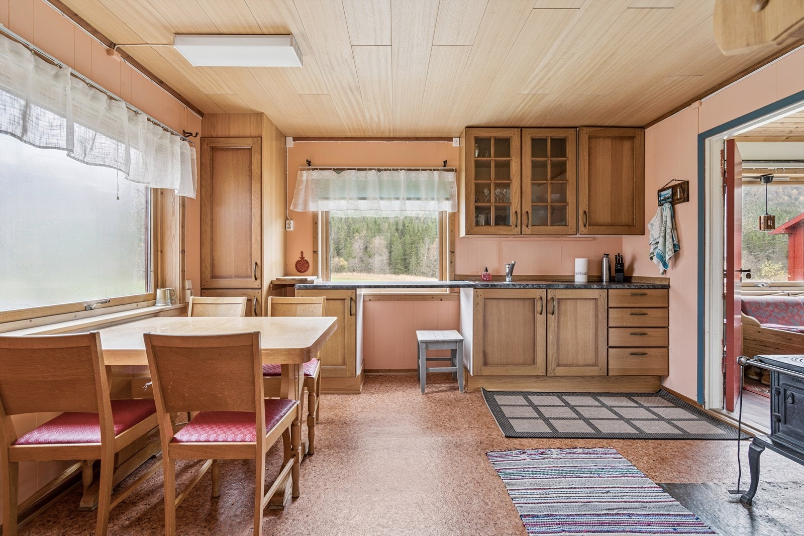 Kjøkkendel med spisebord Galleribilde