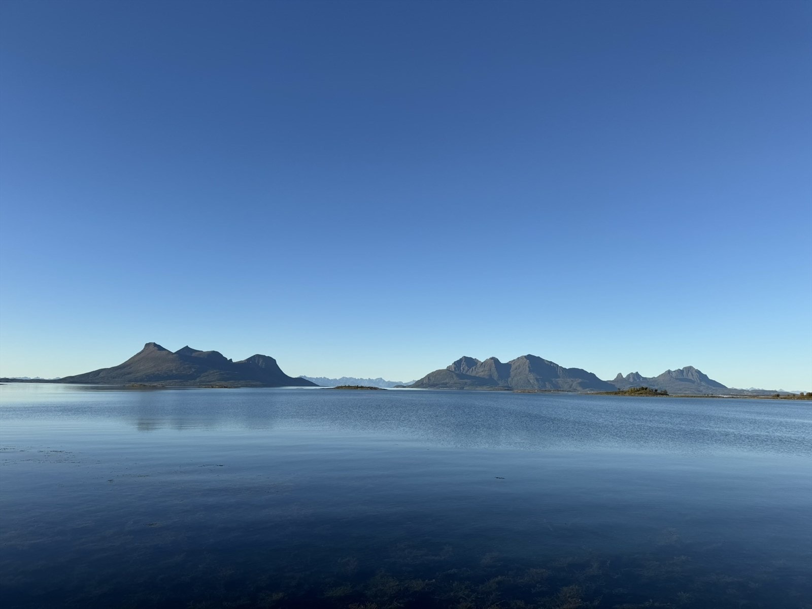 Stemningsbilde - blankt hav og blå himmel Galleribilde