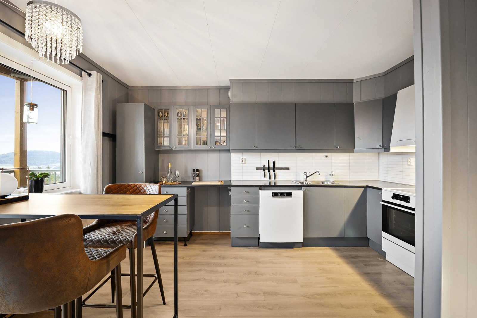 Pen kjøkkeninnredning i seksjoner Galleribilde