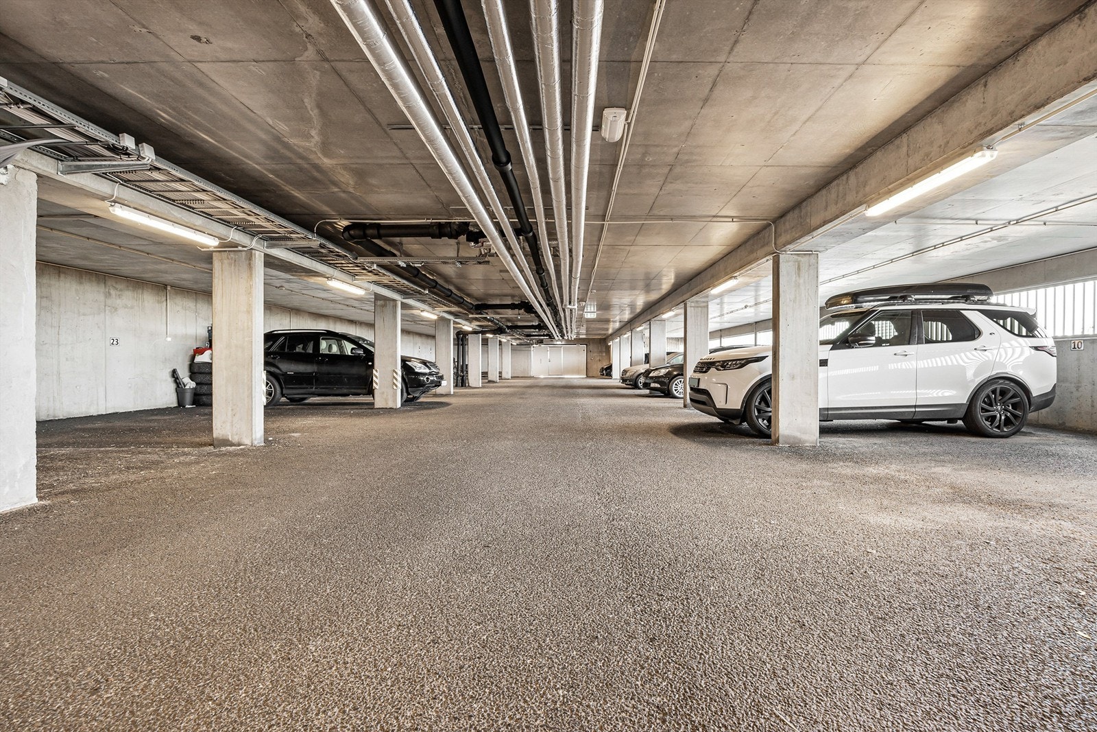 Medfølgende fast parkeringsplass i felles garasjeanlegg - Heis opptil leilighetens etasjeplan Galleribilde