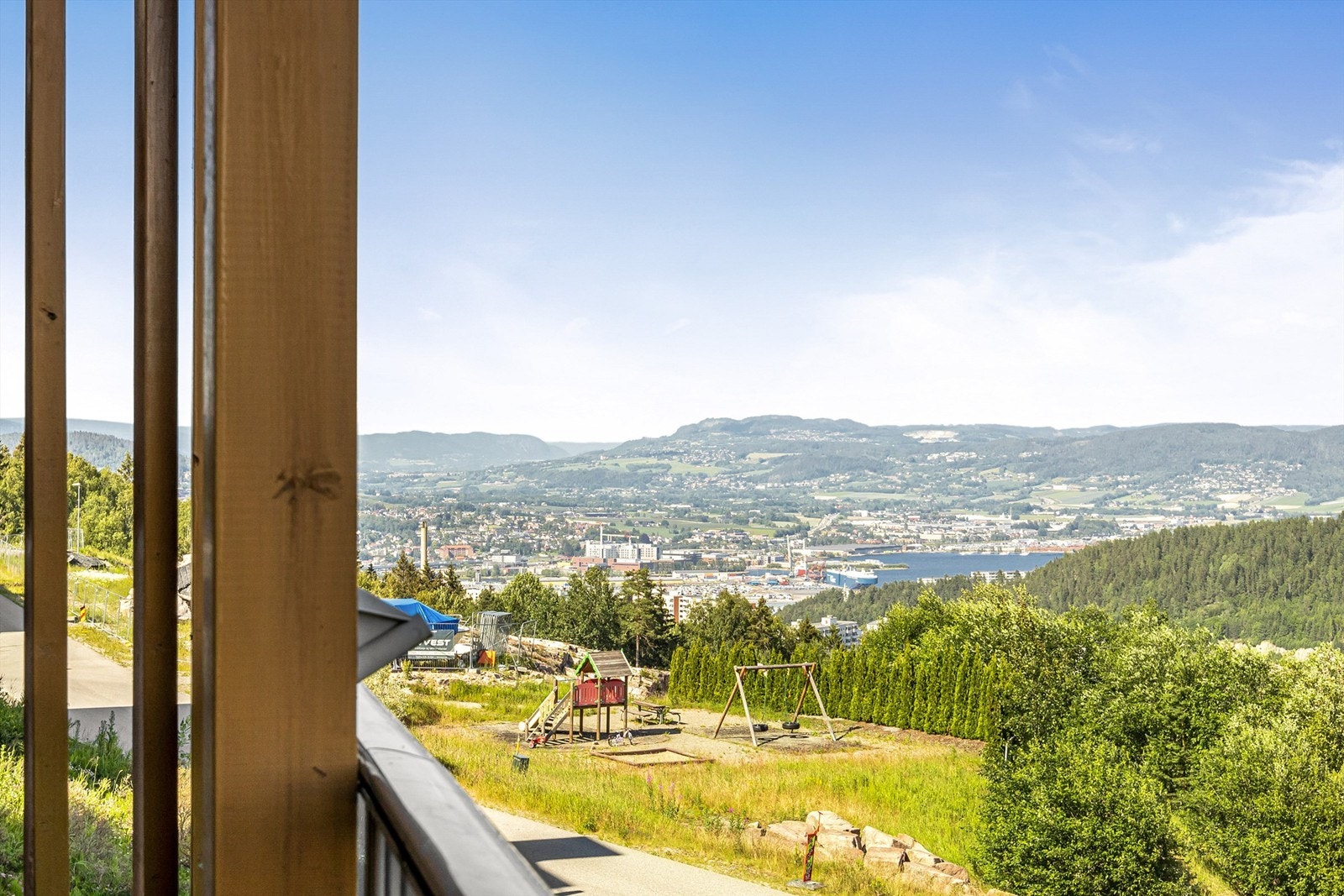 Balkongen har flott utsikt fra høyden Galleribilde