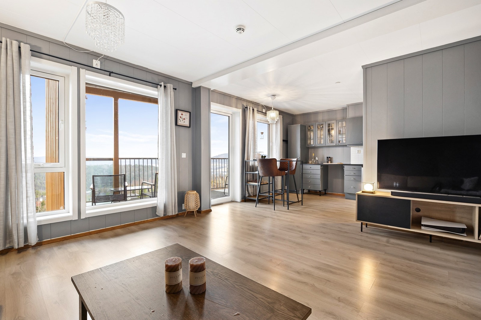 Stue med sofaområde og spiseplass - Delåpen løsning mot kjøkkenet Galleribilde