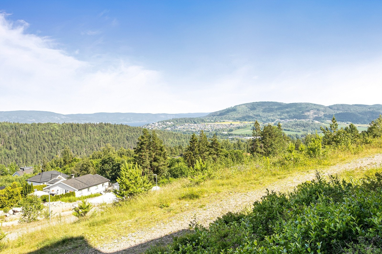 Sol fra morgen til ca. kl. 14.00 (midtsommerstid) iflg. selger Galleribilde