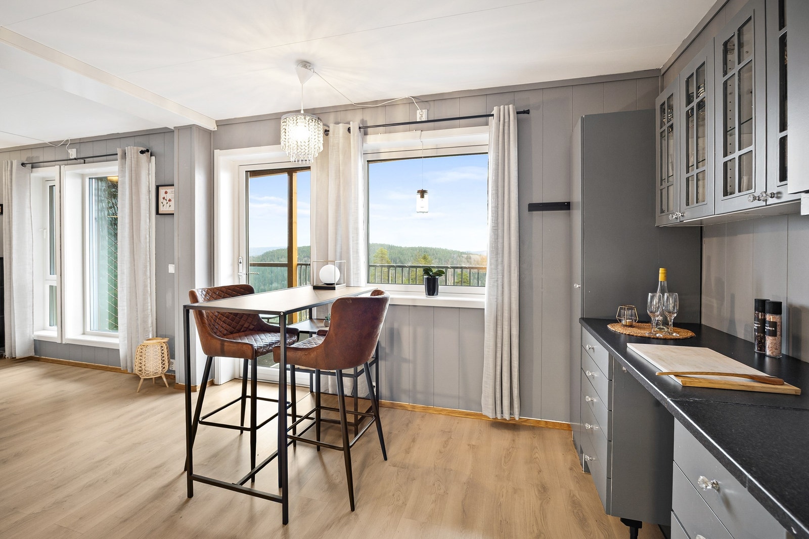 Laminat på gulv, malt panel på vegger og plater i himling Galleribilde