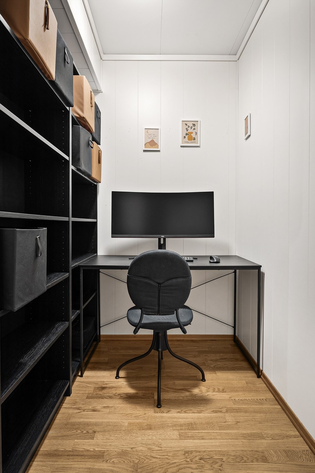 Leiligheten har lagringsplass i innvendig bod og egen bod i felles garasjekjeller - Avbildet rom er opprinnelig en bod Galleribilde