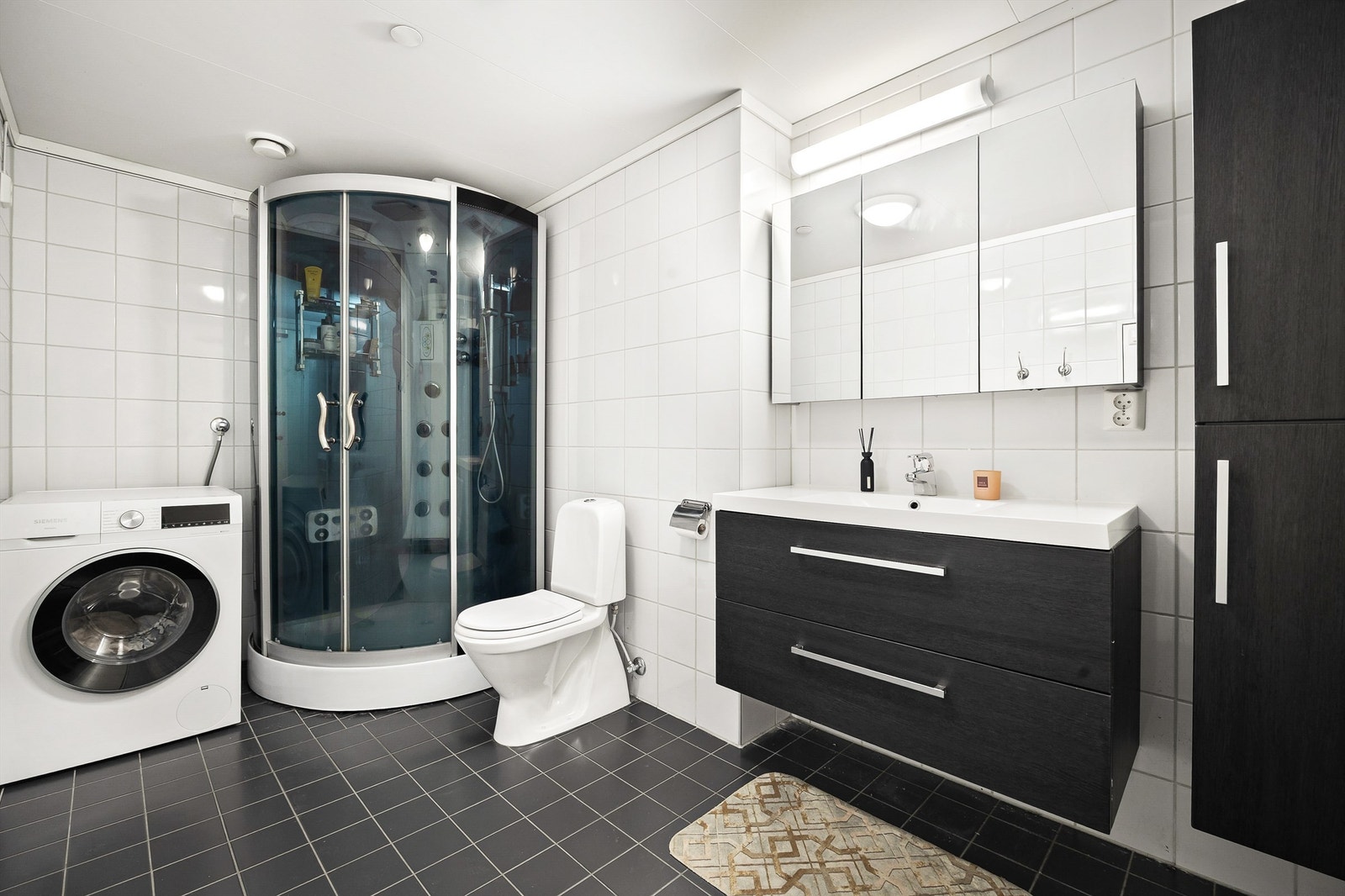 Flislagt bad med dusjkabinett og gulvvarme - Innredningen ble skiftet i 2020 Galleribilde