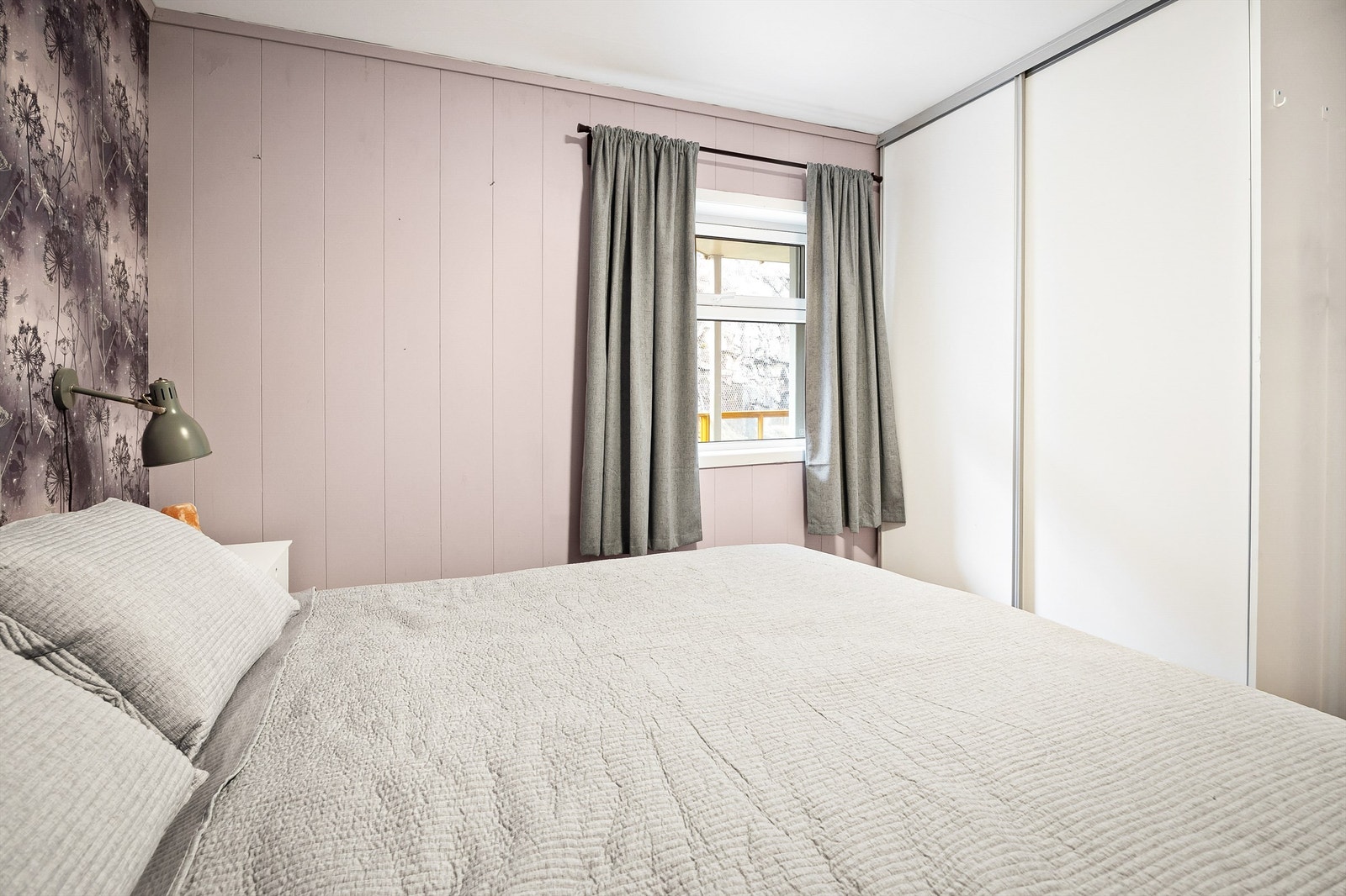 Soverom 1 med skyvedørsgarderobe i hvit og glatt utførelse Galleribilde