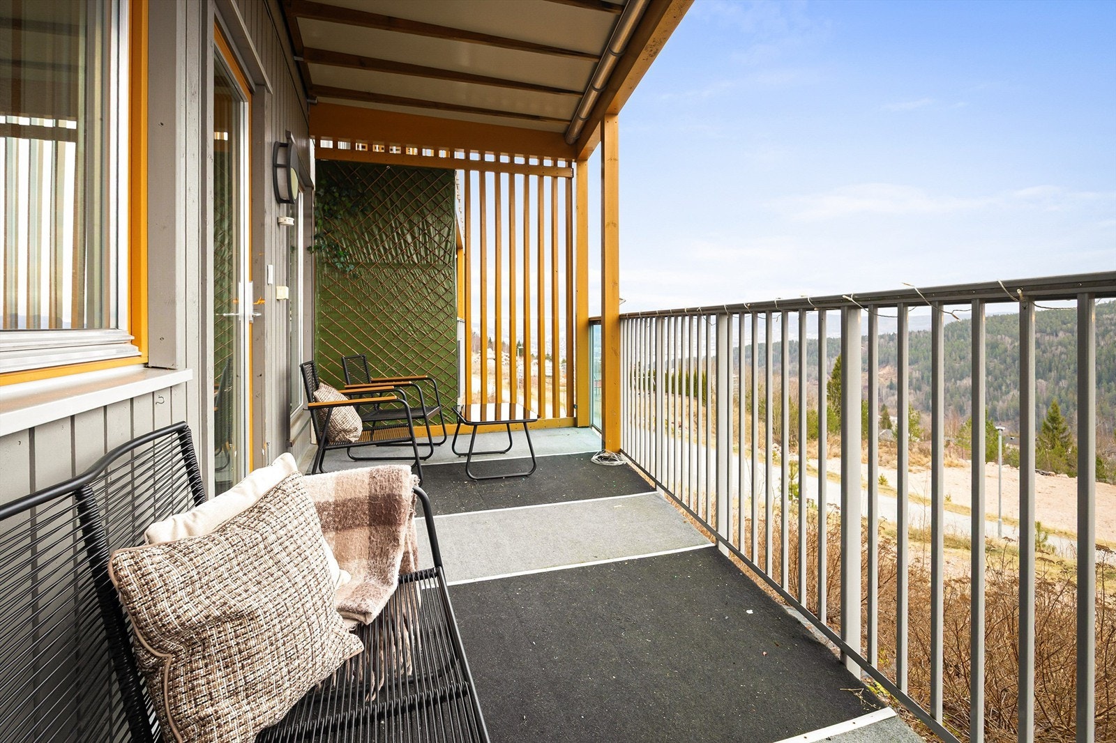 Balkong med terrassebord, levegg, utvendig belysning og strømuttak Galleribilde