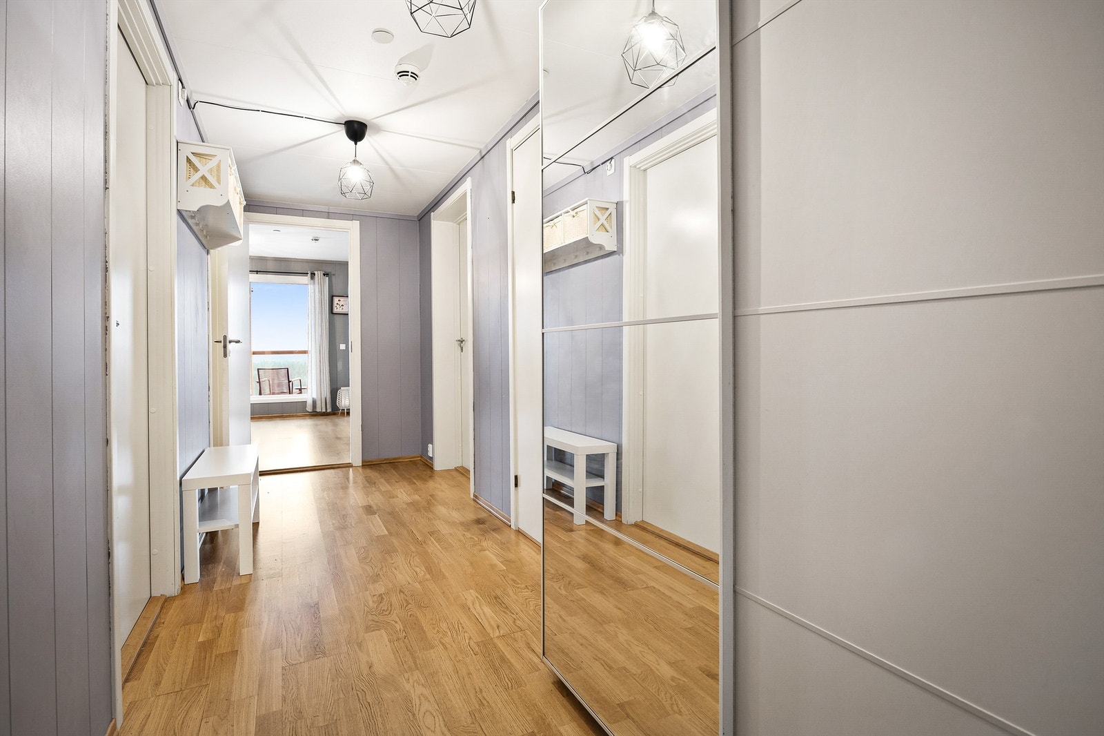 Entré med skyvedørsgarderobe Galleribilde