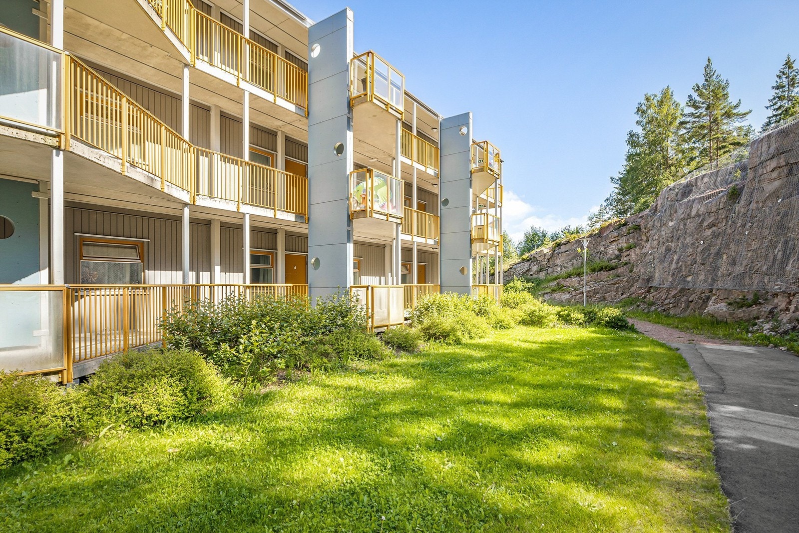 Fra felles svalgang er det adkomst til leiligheten eget utvendige inngangsparti i 1. etasje Galleribilde