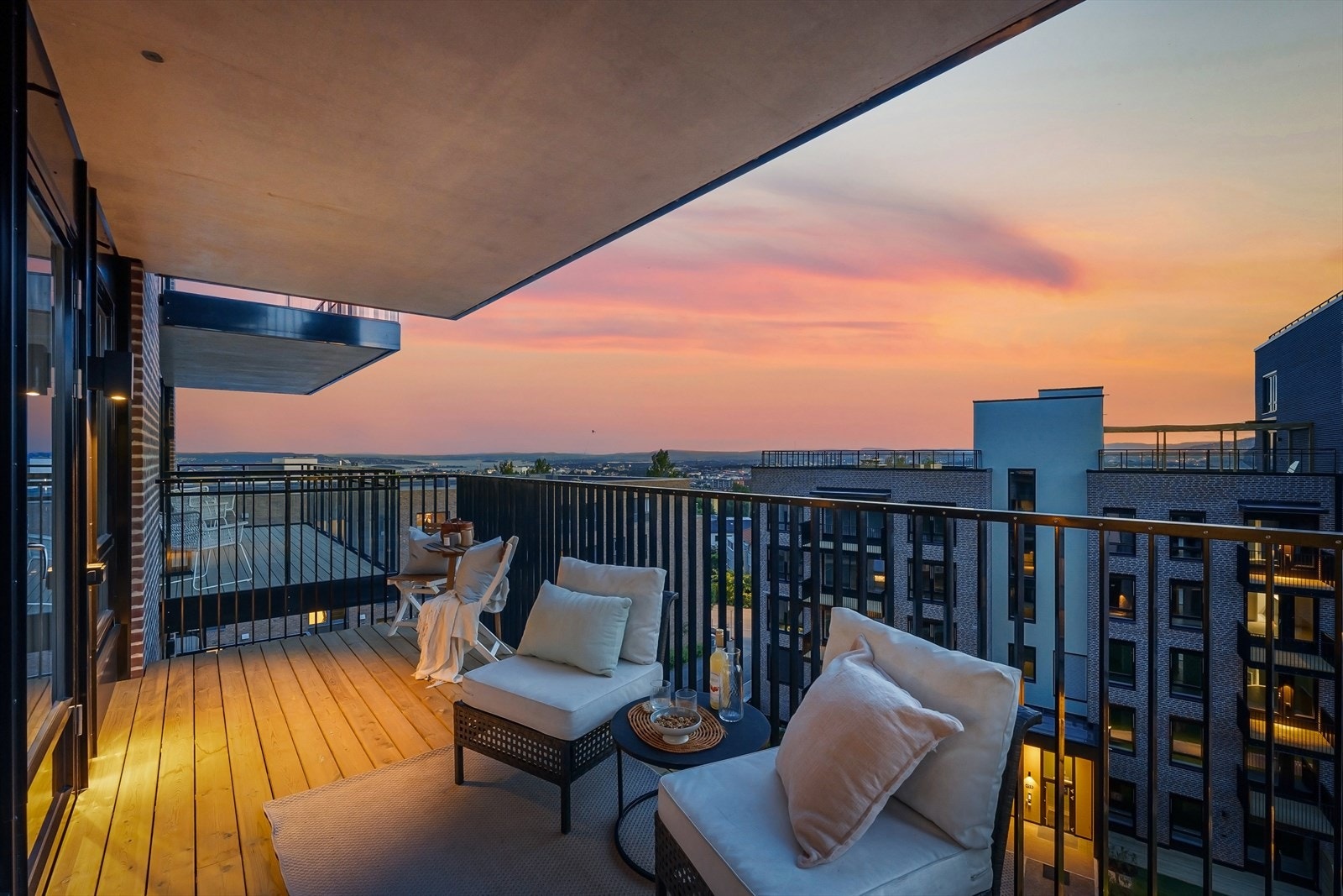 Ca. 8 kvm vestvendt balkong i 2 etg. Vender inn mot gårdshage. Galleribilde