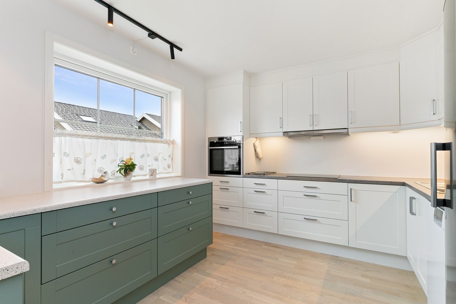 Godt med skap og benkeplass. Galleribilde