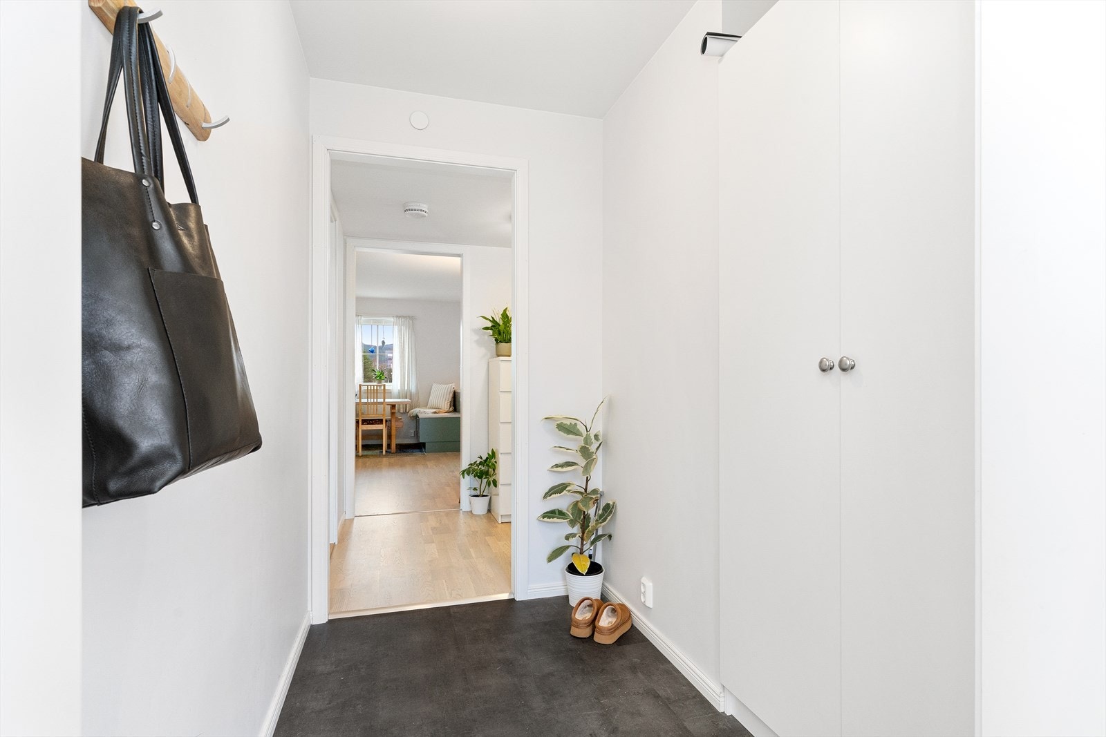 Entrè med gulvvarme og garderobeskap. Galleribilde