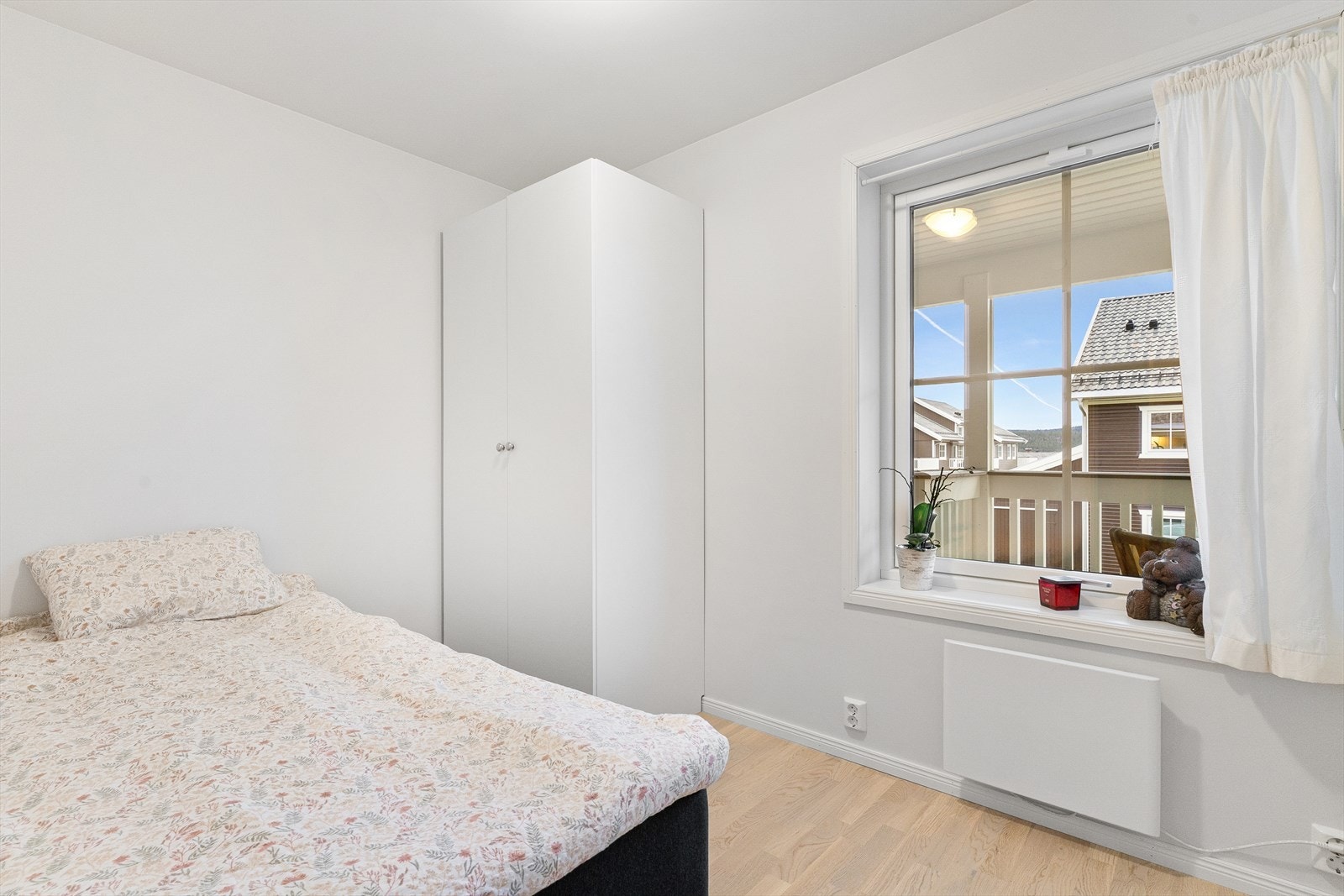 Soverom 2 med garderobeskap. Galleribilde