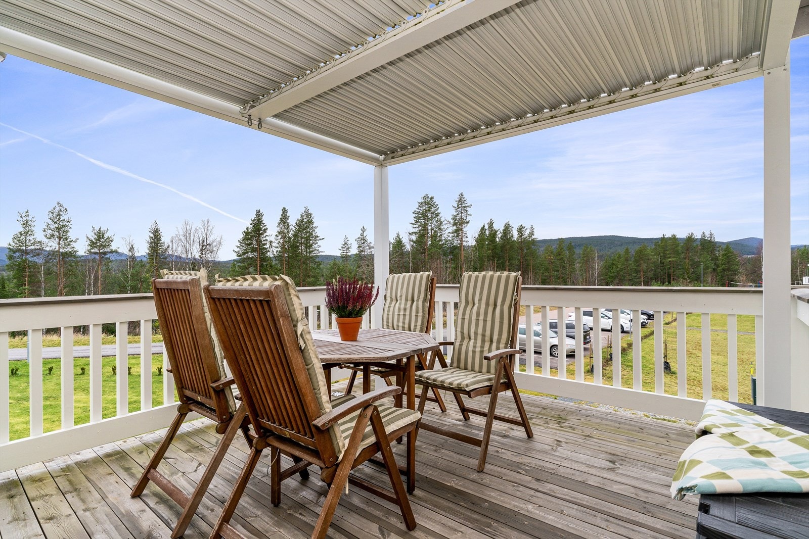 Pergolaen m/tak gjør at du får brukt balkongen store deler av året. Galleribilde