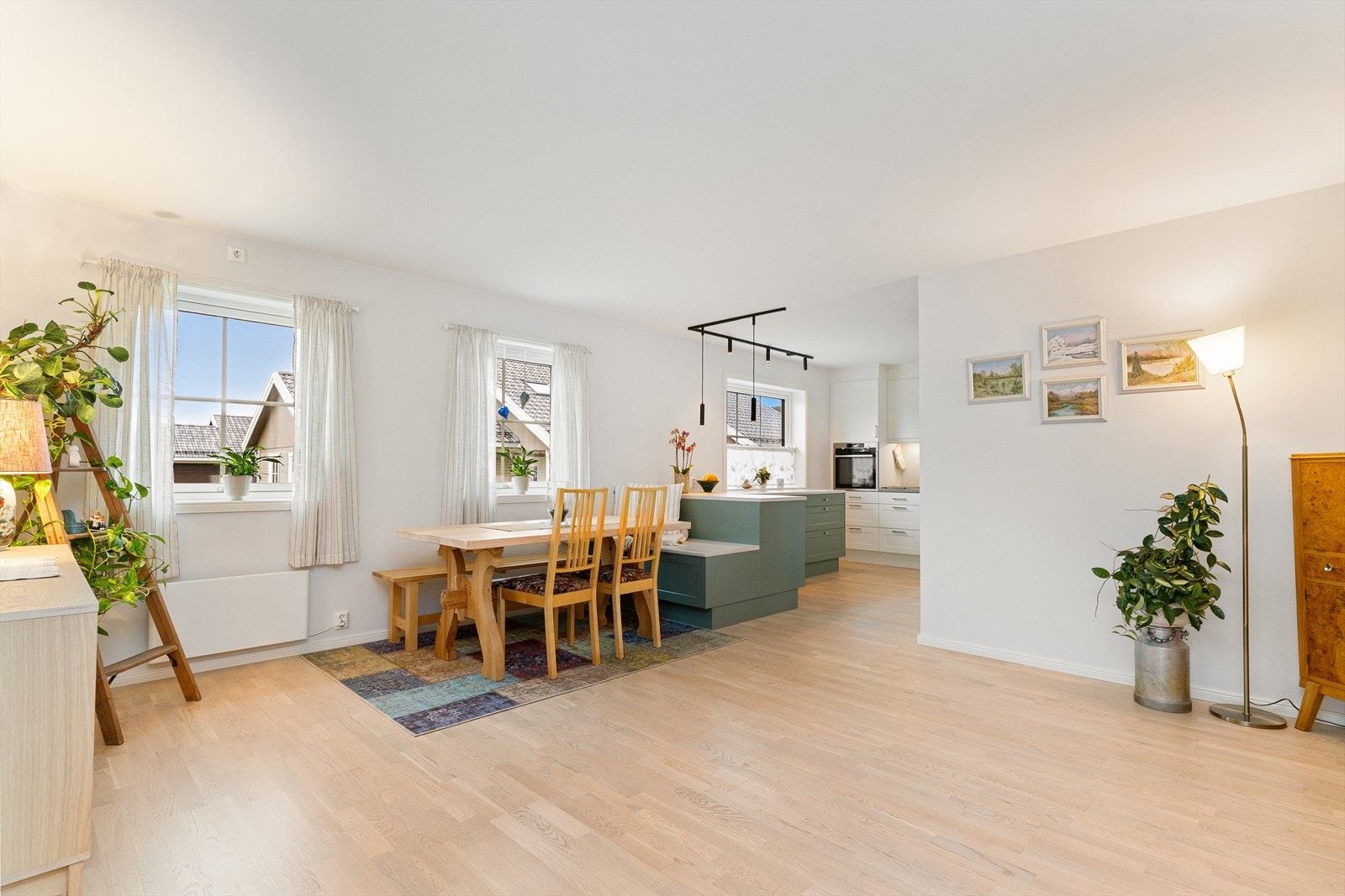 Åpent og fint kjøkken/spisestue med plass til romslig spisegruppe. Galleribilde